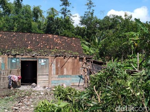Rumah warga yang terdampak angin kencang