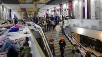 Selain warga Ukraina, pengungsi ada juga dari Nigeria, Maroko, Italia, Cina, dan Iran. Sekitar 300 relawan, penerjemah, dan pekerja sosial bergiliran membantu di tempat ini.  