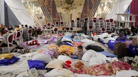 Lebih dari 2.000 orang dan 100 hewan peliharaan berlindung di dalam ballroom seluas 850 meter persegi.  