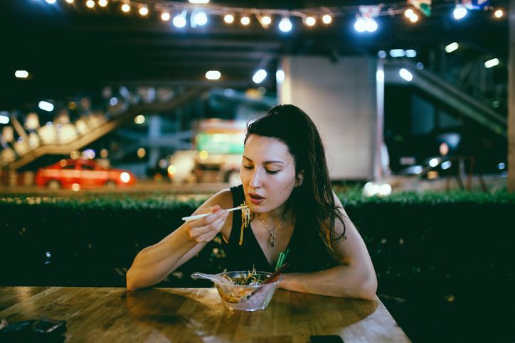 Saat makan sendiri di restoran, wanita mungkin mengalami perlakuan tak menyenangkan