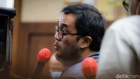 Hakim mengkonfirmasi pernyataan Febrian ini dengan saksi lainnya, yakni Yulmanizar. Selain hakim, saksi Febrian dicecar jaksa penuntut umum (JPU) KPK soal aliran fee hingga rekayasa pajak PT Jhonlin Baratama (JB).