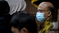 Wawan dan mantan pemeriksa pajak madya Ditjen Pajak Alfred Simanjuntak didakwa menerima suap Rp 12,9 miliar. Keduanya diduga menerima suap bersama eks pejabat Ditjen Pajak Kemenkeu Angin Prayitno Aji dan Dadan Ramdani.