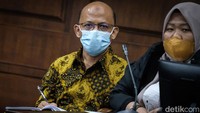 Wawan juga didakwa melakukan tindak pidana pencucian uang (TPPU). Wawan disebut memindahkan uang-uang hasil penerima suap dan gratifikasi untuk membeli sejumlah mobil mewah.