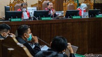 Jaksa mengungkap Wawan melakukan TPPU bersama anaknya M Farsha Kautsar. Wawan dan anaknya disebut jaksa menyembunyikan uang dengan menempatkan uang ke sejumlah tempat. Salah satunya ada uang yang mengalir ke mantan pramugari Siwi Widi Purwanti. Wawan pun didakwa melanggar Pasal 3 Undang-Undang Republik Indonesia Nomor 8 Tahun 2010 tentang Pencegahan dan Pemberantasan Tindak Pidana Pencucian Uang juncto Pasal 55 ayat 1 ke-1 KUHP juncto Pasal 65 ayat 1 KUHP.