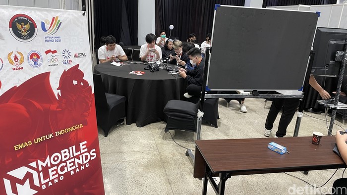 Sandiaga di lokasi pelatnas esports Bogor