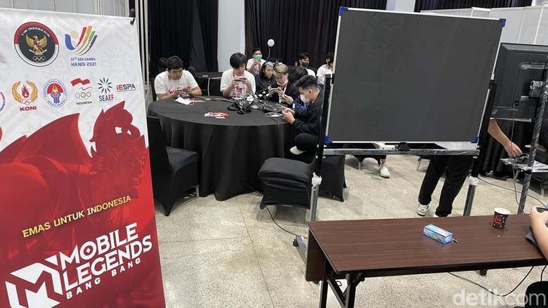 Sandiaga di lokasi pelatnas esports Bogor Sandiaga di lokasi pelatnas esports Bogor