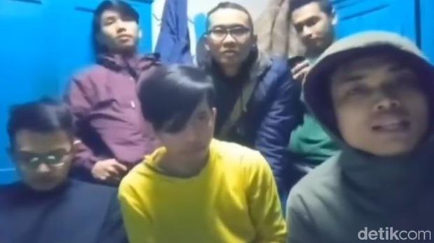 Sebuah video pernyataan sejumlah pria asal Kota Binjai, Sumut, yang meminta untuk dievakuasi dari Ukraina viral di medsos. (dok Istimewa)