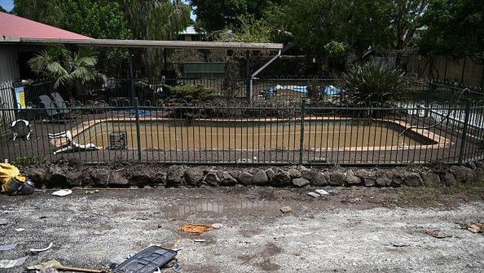 Seekor Sapi 'Nangkring' di Atas Pohon Gegara Banjir Australia WOODBURN, AUSTRALIA - MARCH 07: A dead cow, washed away by floodwater, is wedged in a tree in the backyard of a house on March 07, 2022 in Woodburn, Australia. Residents of northern New South Wales are still cleaning up following unprecedented storms and the worst flooding in a decade. (Photo by Dan Peled/Getty Images)