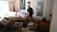 Usai banjir bandang, warga masih melakukan pembersihan di kawasan rumah mereka.  