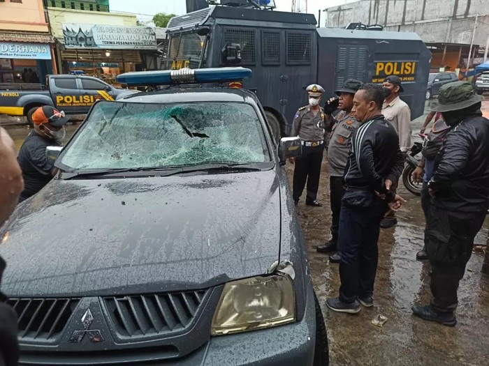 Sejumlah orang menyerang enam anggota polisi dan juga merusak mobil polisi di Jayapura, Papua. Polisi memburu para pelaku. (dok Polda Papua)