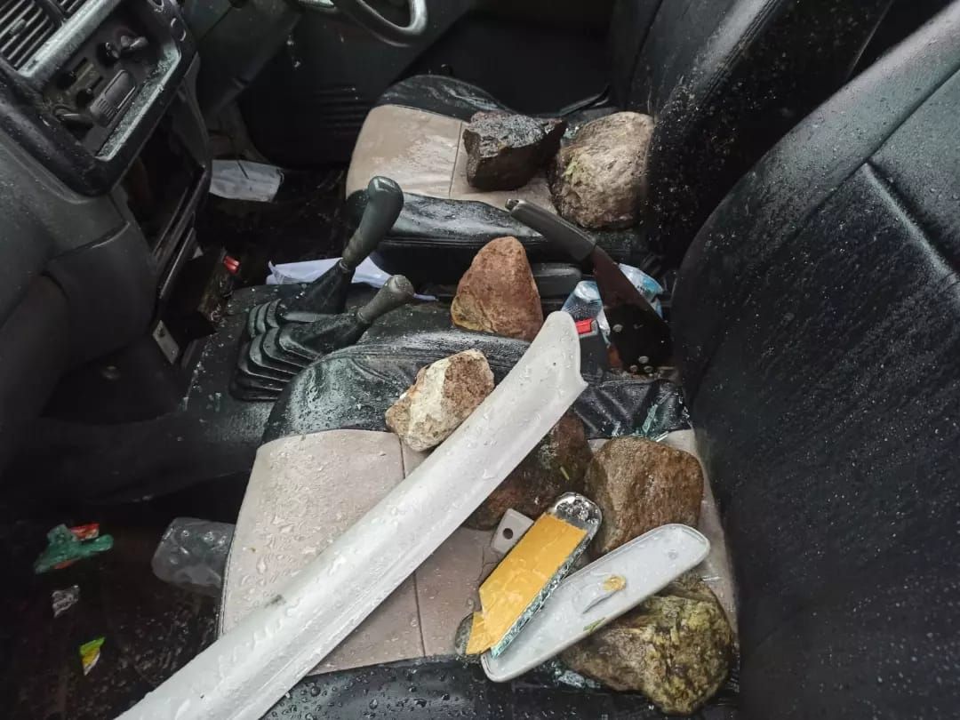Sejumlah orang menyerang enam anggota polisi dan juga merusak mobil polisi di Jayapura, Papua. Polisi memburu para pelaku. (dok Polda Papua)