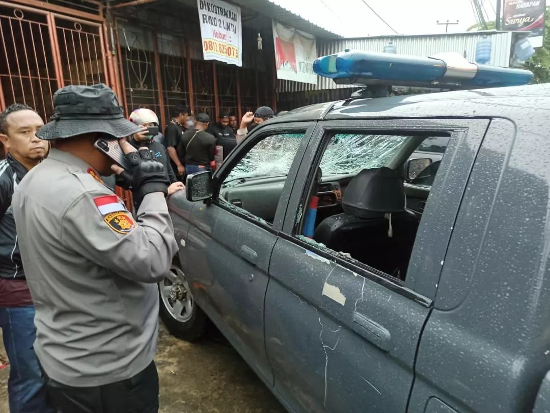 Sejumlah orang menyerang enam anggota polisi dan juga merusak mobil polisi di Jayapura, Papua. Polisi memburu para pelaku. (dok Polda Papua)