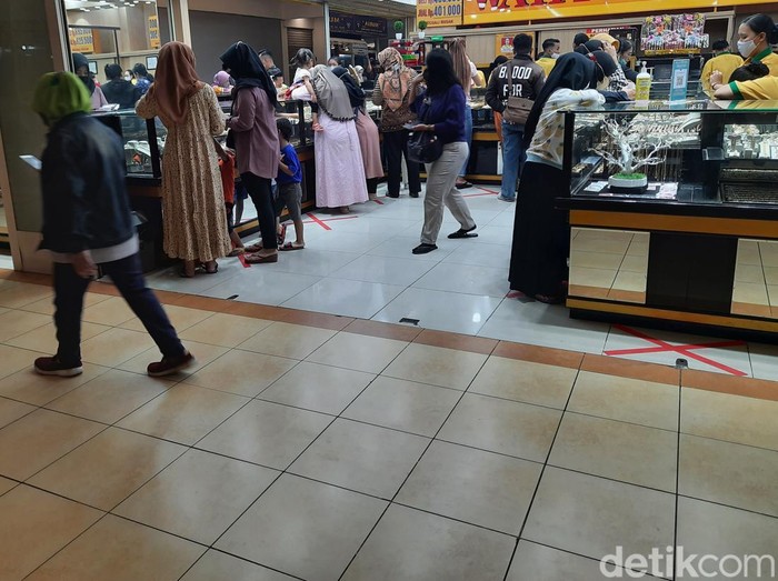 Sejumlah warga rama-ramai menjual emasnya di toko emas di Blauran Surabaya