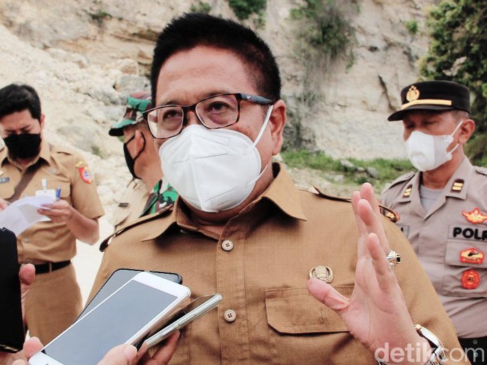 Sekda Jember Ir. Mirfano saat menyampaikan penjelasan tentang pencabutan hak pengelolaan lahan 10 perusahaan tambang di jember
