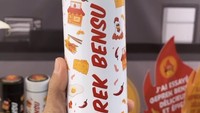 Selain mempromosikan menu ayam geprek dan mie goreng dengan ayam geprek di Paris. Jordi Onsu juga mempromosikan produk Geprek Bensu lainnya, seperti sambal sachet, hingga tempat minum. Foto: Instagram @jordionsu