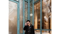 Tak lupa disela-selanya promosi brand Geprek Bensu di Paris, Jordi Onsu juga menyempatkan waktu untuk berkeliling di kota Paris. Spot foto di depan restoran mewah ini jadi pilihannya. Foto: Instagram @jordionsu