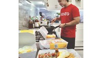 Tak hanya di Paris, sejak Geprek Bensu berdiri, Jordi Onsu memang membantu usaha sang kakak, Ruben Onsu hingga sebesar sekarang. Dirinya juga sering meracik menu-menu enak di Geprek Bensu. Foto: Instagram @jordionsu