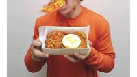  Kolaborasi mie instan pedas, tambahan bubuk cabe, telur mata sapi, serta ayam geprek dari Geprek Bensu jadi menu makanan pilihan Jordi yang bikin lidahnya kebakaran. Foto: Instagram @jordionsu