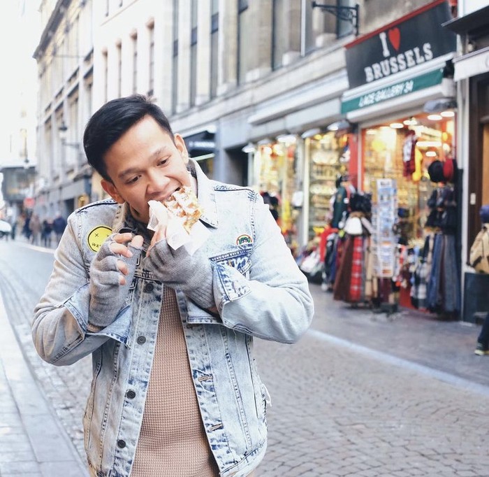 Sibuknya Jordi Onsu Saat Promosikan Ayam Geprek Bensu di Paris