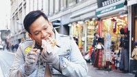 Terakhir ini foto Jordi Onsu saat tengah kulineran jajan waffle di Brussel, Belgia. Selain makanan pedas, Jordi juga penggemar makanan manis.  Foto: Instagram @jordionsu