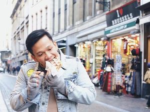 Sibuknya Jordi Onsu Saat Promosikan Ayam Geprek Bensu di Paris