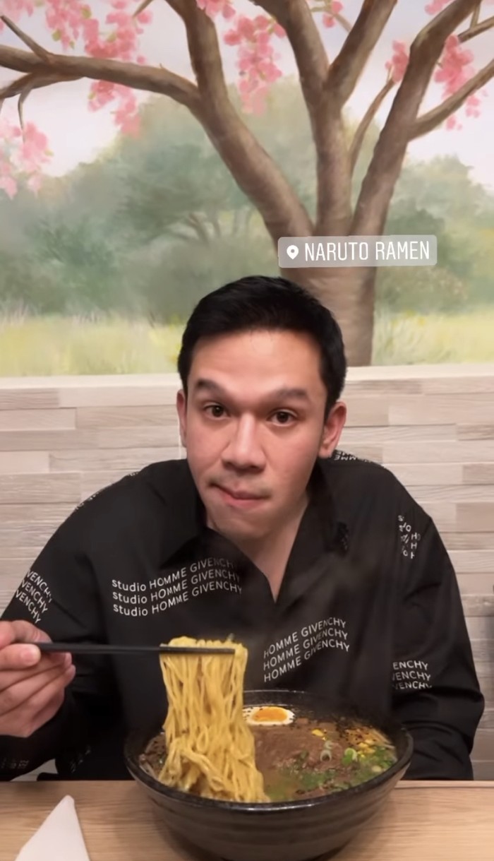 Sibuknya Jordi Onsu Saat Promosikan Ayam Geprek Bensu di Paris Sibuknya Jordi Onsu Saat Promosikan Ayam Geprek Bensu di Paris