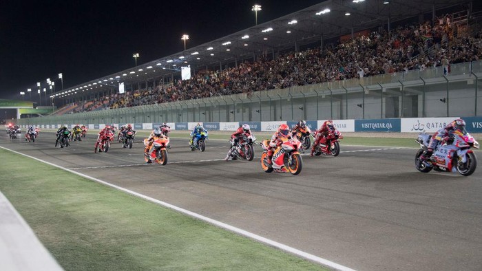 DOHA, QATAR - MARCH 06: The MotoGP riders start from the grid during the MotoGP race during the MotoGP of Qatar at Losail Circuit on March 06, 2022 in Doha, Qatar. (Photo by Mirco Lazzari gp/Getty Images,)