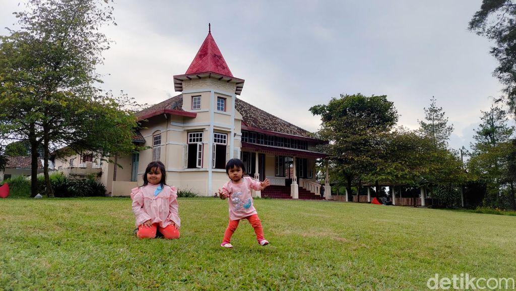 Suasana di kafe Piknik Kopi Lembang, Kabupaten Bandung Barat.