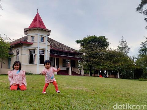 Suasana di kafe Piknik Kopi Lembang, Kabupaten Bandung Barat.