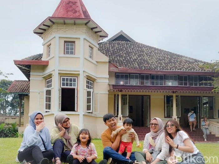 Suasana di kafe Piknik Kopi Lembang, Kabupaten Bandung Barat.