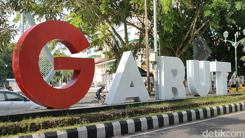 Sudut-sudut di Alun-alun Garut yang baru selesai renovasi. Sudut-sudut di Alun-alun Garut yang baru selesai renovasi.