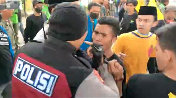 Tangkapan layar video viral ricuh demo minyak goreng di Makassar. (dok. Istimewa)