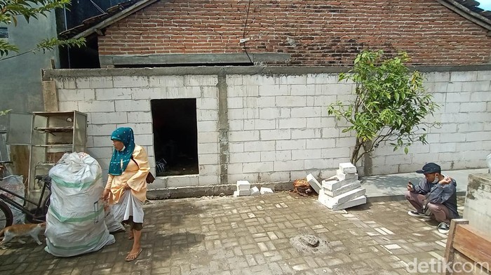 Rumah janda di Mejobo Kudus tertutup tembok rapat, Selasa (8/3/2022). (Foto : Dian Utoro Aji/detikJateng).