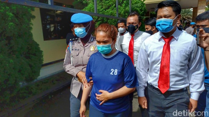 Polresta Bandung meringkus satu orang tersangka IR (29) terkait kasus penipuan minyak goreng fiktif di Kabupaten Bandung. Sebanyak 18 emak-emak menjadi korban dengan kerugian mencapai Rp1 Miliar.