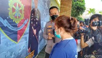 Kusworo menegaskan atas perbuatannnya tersangka IR dikenakan pasal penipuan dan penggelapan. Lanjutnya, dengan denda paling banyak Rp 4 M.  