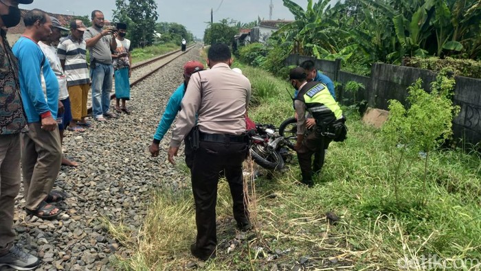 tewas tertabrak kereta