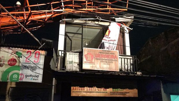 Tiang reklame di Jl Raya Bogor roboh timpa 5 ruko