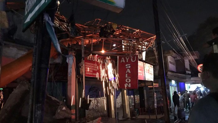 Tiang reklame di Jl Raya Bogor roboh timpa 5 ruko