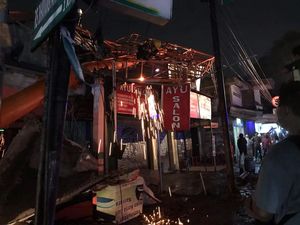 Tiang Reklame di Jl Raya Bogor Roboh Timpa Ruko-Kantor PAC Gerindra