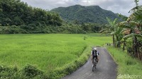 Jalan memutar Desa Cibodas sekitar 10 km dengan gradien bervariasi. Gradien paling curam mencapai 17 persen sepanjang 50 meter. Selebihnya relatif landai 5 hingga 8 persen.