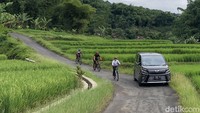 Beragam jenis sepeda melintasi rute Cibodas. Menuju ke sini hanya 7,4 km dari pusat pemerintahan Kabupaten Bandung di Soreang.
