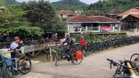 Deretan sepeda yang diparkir di salah satu kedai kopi. Pesepeda beristirahat sambil bercerita tentang tanjakan yang cukup bikin ngos-ngosan.