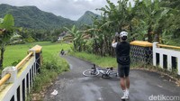 Pesepeda memotret keindahan bentang alam di Desa Cibodas, Kertabumi, Bandung. Desa tersebut dikelilingi perbukitan dan lembah serta dipadati oleh hamparan padi dengan suhu yang sejuk. Cocok untuk pemulihan aktif (recovery ride).