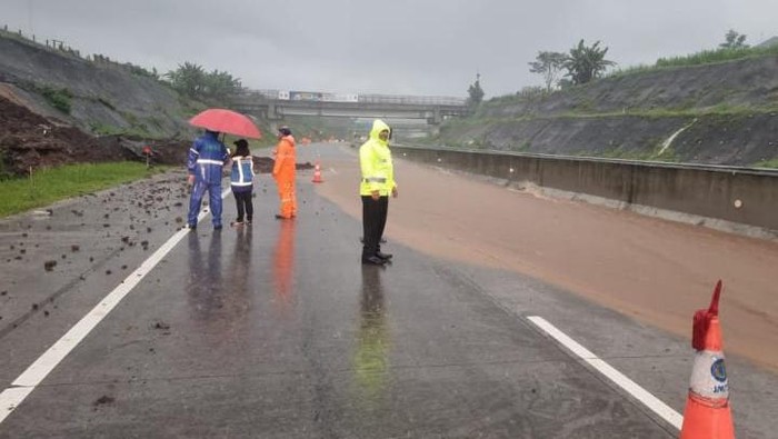 Tol Pandaan Malang longsor
