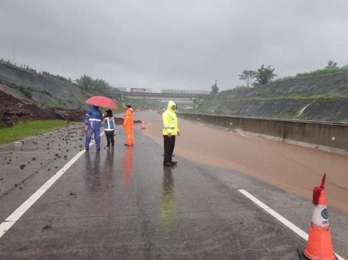 Tol Pandaan Malang longsor
