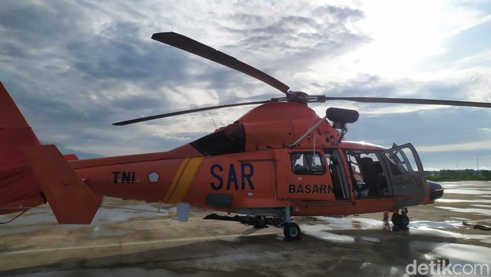 Uniit helikopter HR-3064 jenis dauphin diturunkan untuk mencari kapal nelayan putra barokah yang hilang kontak di perairan Indramayu