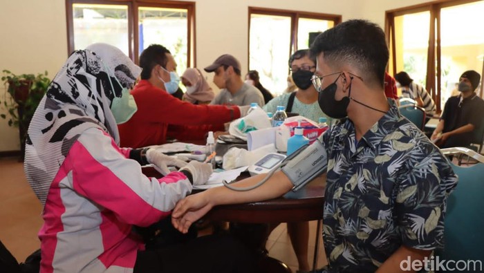 Pelaksanaan vaksinasi dosis 2 dan booster bagi lansia di Kintamani Family Club Perum Araya (Foto: dok Polres Malang)