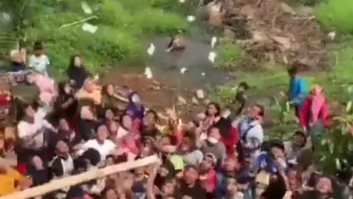 Video warga berebut hujan uang.
