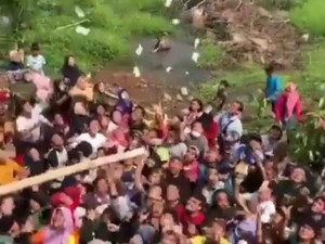 Viral! Ada Hujan Duit di Pekalongan