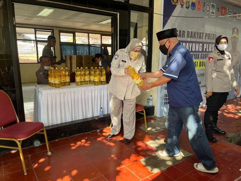 Warga membeli minyak goreng murah di operasi pasar di GOR BRI, Jaksel